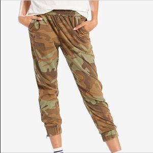 Levi’s JetSet Tapered ZipHem Pants